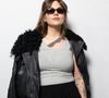 Elle explique que cette tristesse ne vient pas uniquement de la perte de ses parents à l’adolescence.

Louane Emera au photocall du défilé Vaillant Collection Femme Prêt-à-Porter Automne/Hiver 2026-2027 lors de la Fashion Week de Paris (PFW) au palais de Tokyo, à Paris, France, le 6 mars 2026. © Julien Sarkissian/Bestimage