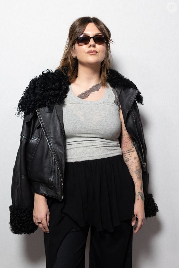 Elle explique que cette tristesse ne vient pas uniquement de la perte de ses parents à l’adolescence.

Louane Emera au photocall du défilé Vaillant Collection Femme Prêt-à-Porter Automne/Hiver 2026-2027 lors de la Fashion Week de Paris (PFW) au palais de Tokyo, à Paris, France, le 6 mars 2026. © Julien Sarkissian/Bestimage
