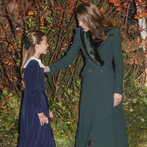 Le morceau "Holm Sound", composé par Erland Cooper, rend hommage aux paysages écossais et aux thèmes chers à la princesse de Galles.

Le prince William (Le prince William, prince de Galles), le prince de Galles, Catherine, princesse de Galles (Catherine "Kate" Middleton, princesse de Galles), le prince George (Le prince George de Galles), le prince Louis (Le prince Louis de Galles) et la princesse Charlotte (La princesse Charlotte de Galles) assistent à la cérémonie de chants "Together At Christmas" à l'abbaye de Westminster.