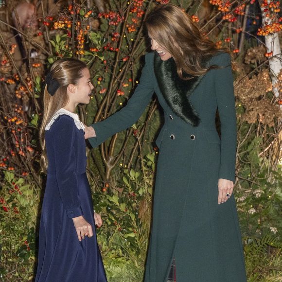 Le morceau "Holm Sound", composé par Erland Cooper, rend hommage aux paysages écossais et aux thèmes chers à la princesse de Galles.

Le prince William (Le prince William, prince de Galles), le prince de Galles, Catherine, princesse de Galles (Catherine "Kate" Middleton, princesse de Galles), le prince George (Le prince George de Galles), le prince Louis (Le prince Louis de Galles) et la princesse Charlotte (La princesse Charlotte de Galles) assistent à la cérémonie de chants "Together At Christmas" à l'abbaye de Westminster.