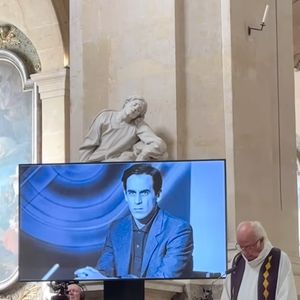 La carrière de l'animateur semble avoir été entièrement retracée dans une poignante vidéo dévoilée hier devant les invités triés sur le volet. D'innombrables archives ont été mises à l'honneur durant le prêche du prêtre... Un moment fort !

Images de la cérémonie religieuses des obsèques de Thierry Ardisson organisées ce jeudi 17 juillet 2025.