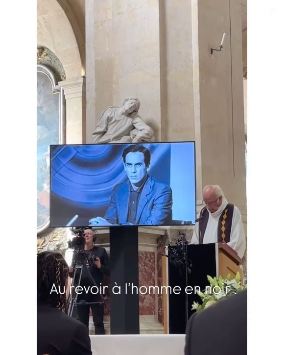 La carrière de l'animateur semble avoir été entièrement retracée dans une poignante vidéo dévoilée hier devant les invités triés sur le volet. D'innombrables archives ont été mises à l'honneur durant le prêche du prêtre... Un moment fort !

Images de la cérémonie religieuses des obsèques de Thierry Ardisson organisées ce jeudi 17 juillet 2025.