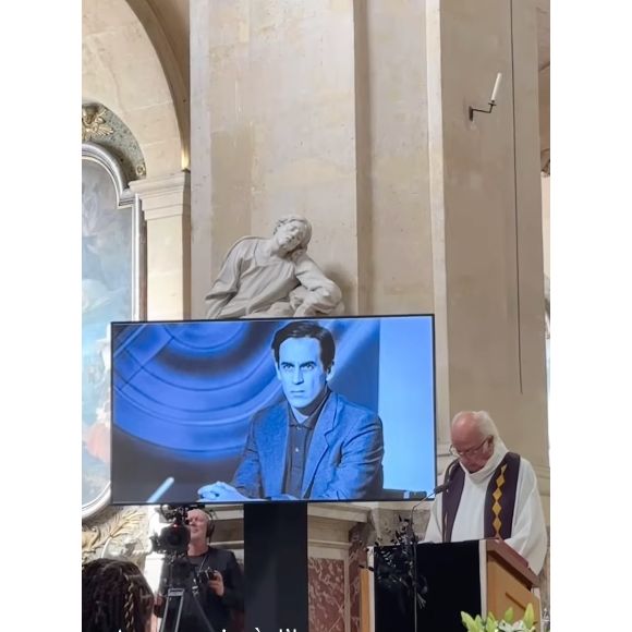 La carrière de l'animateur semble avoir été entièrement retracée dans une poignante vidéo dévoilée hier devant les invités triés sur le volet. D'innombrables archives ont été mises à l'honneur durant le prêche du prêtre... Un moment fort !

Images de la cérémonie religieuses des obsèques de Thierry Ardisson organisées ce jeudi 17 juillet 2025.