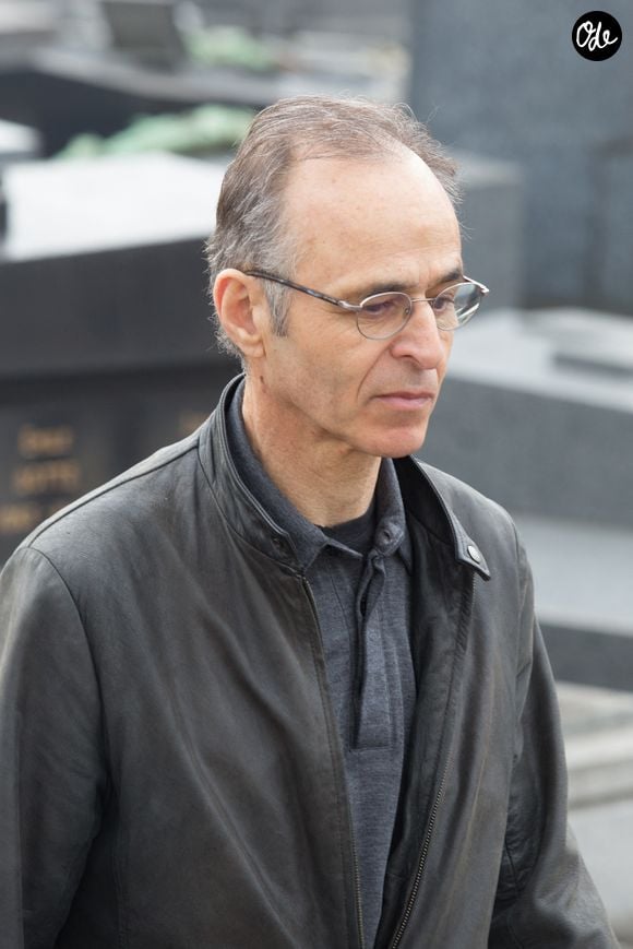 Il continue également d’écrire pour d’autres artistes, puisqu’il est notamment l’auteur de “Dansons”, un titre de Céline Dion sorti en avril 2026.


Jean-Jacques Goldman lors des funérailles de Véronique Colucci au cimetière de Montrouge, à Paris, en France, le 12 avril 2018. Photo ABACAPRESS.COM