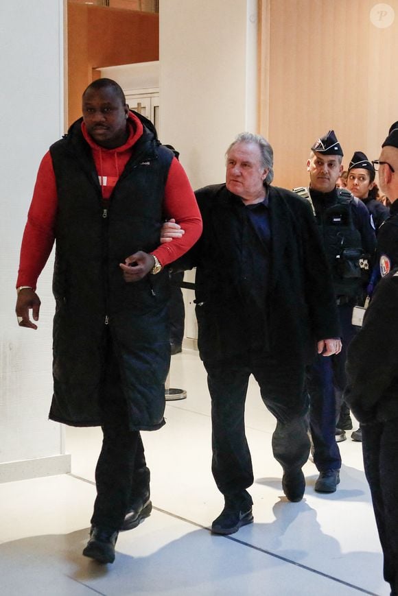 Gérard Depardieu à son procès pour agressions sexuelles sur deux femmes lors d'un tournage de film en 2021, au tribunal correctionnel de Paris, France, le 27 mars 2025. Depardieu, 76 ans, qui a réalisé plus de 200 films et séries télévisées, a été accusé de comportement inapproprié par une vingtaine de femmes, mais c'est la première affaire à être jugée. Les deux plaignantes - Amélie, 54 ans, décoratrice, et Sarah (nom modifié), 34 ans, assistante réalisatrice - allèguent une agression sexuelle lors du tournage en 2021 de « Les Volets Verts » du réalisateur Jean Becker. © Christophe Clovis/Bestimage