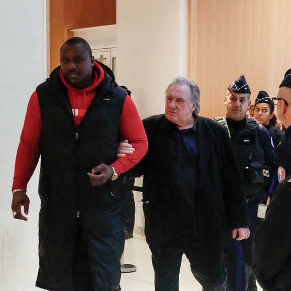 Gérard Depardieu à son procès pour agressions sexuelles sur deux femmes lors d'un tournage de film en 2021, au tribunal correctionnel de Paris, France, le 27 mars 2025. Depardieu, 76 ans, qui a réalisé plus de 200 films et séries télévisées, a été accusé de comportement inapproprié par une vingtaine de femmes, mais c'est la première affaire à être jugée. Les deux plaignantes - Amélie, 54 ans, décoratrice, et Sarah (nom modifié), 34 ans, assistante réalisatrice - allèguent une agression sexuelle lors du tournage en 2021 de « Les Volets Verts » du réalisateur Jean Becker. © Christophe Clovis/Bestimage