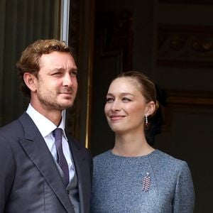 Pierre Casiraghi, Béatrice Borromeo - - La famille princière de Monaco au balcon du palais, à l'occasion de la Fête Nationale de Monaco, le 19 novembre 2025. © Dominique Jacovides/Bestimage
