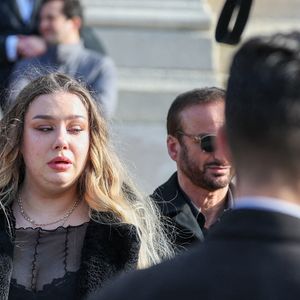 Le veuf Michel Ferracci, Milla Savarese, la fille de la défunte à la sortie des obsèques d'Emilie Dequenne au cimetière Père Lachaise à Paris, France, le 26 mars 2025. © Cyril Moreau/Bestimage