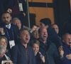 Lorsque son équipe a marqué à la 34e minute, le mari de Kate a éclaté de joie.
Le prince William, prince de Galles, et son fils, le prince George de Galles, laissent éclater leur joie suite au but marqué par M.Rogers (Aston Villa) lors du match aller de la Ligue des Champions face au PSG au Parc des Princes, le 9 avril 2025.
© Cyril Moreau / Bestimage