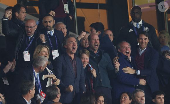 Lorsque son équipe a marqué à la 34e minute, le mari de Kate a éclaté de joie.

Le prince William, prince de Galles, et son fils, le prince George de Galles, laissent éclater leur joie suite au but marqué par M.Rogers (Aston Villa) lors du match aller de la Ligue des Champions face au PSG au Parc des Princes, le 9 avril 2025.
© Cyril Moreau / Bestimage