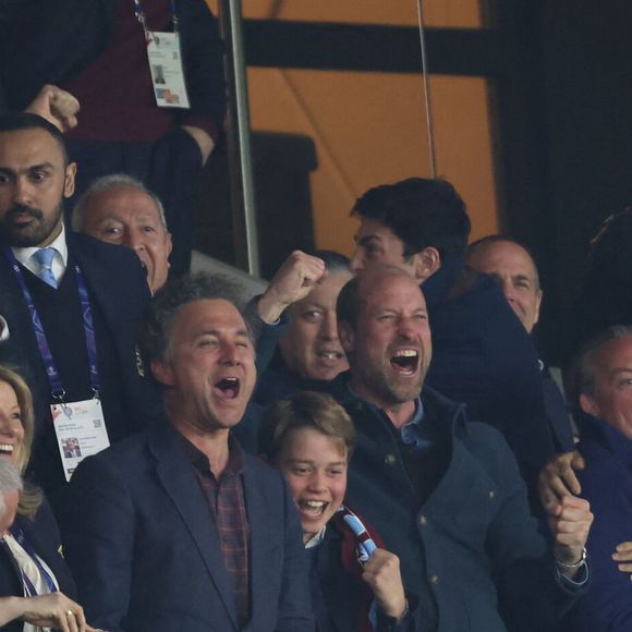 Lorsque son équipe a marqué à la 34e minute, le mari de Kate a éclaté de joie.

Le prince William, prince de Galles, et son fils, le prince George de Galles, laissent éclater leur joie suite au but marqué par M.Rogers (Aston Villa) lors du match aller de la Ligue des Champions face au PSG au Parc des Princes, le 9 avril 2025.
© Cyril Moreau / Bestimage