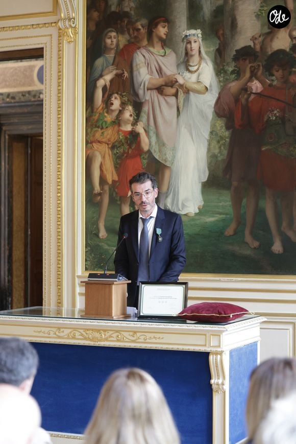 Un pilier dans la carrière de nombreux artistes qui a donc, enfin, été récompensé 

Exclusif - ⁠ ⁠Damien Nougarède - ⁠Damien Nougarède reçoit des mains de Rachida Dati les insignes de Chevalier dans l’ordre des Arts et Lettres, lors d’une cérémonie organisée dans la salle des mariages de la mairie du 7ème arrondissement à Paris le 15 juillet 2026. © Alain Guizard/Bestimage