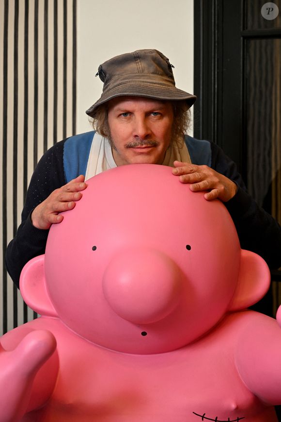Exclusif -  Le chanteur et artiste Philippe Katerine durant le vernissage de son exposition "Les Mignonismes" installée au Château de Crémat sur les hauteurs de Nice jusqu'au 18 mai 2025. Le château de Crémat est un château construit à Nice dans le département des Alpes-Maritimes en 1906. C'est un domaine viticole faisant partie du vignoble de Bellet, et un lieu de réception. © Bruno Bebert / Bestimage