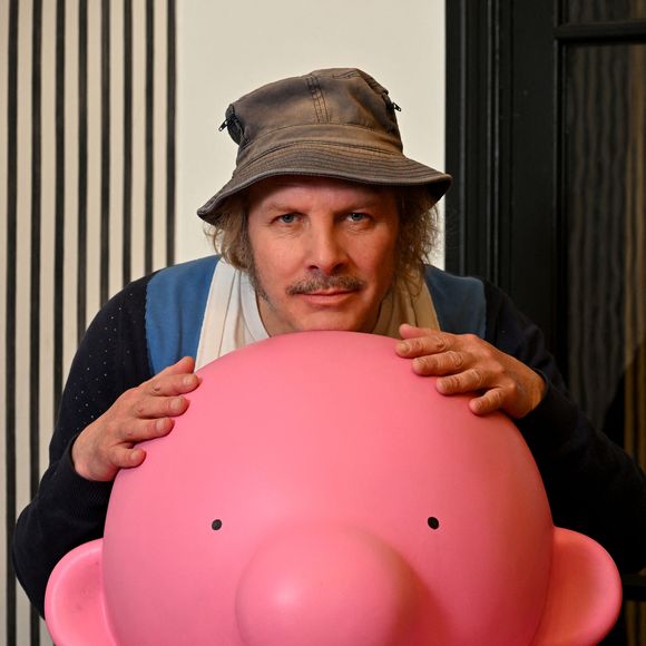 Exclusif -  Le chanteur et artiste Philippe Katerine durant le vernissage de son exposition "Les Mignonismes" installée au Château de Crémat sur les hauteurs de Nice jusqu'au 18 mai 2025. Le château de Crémat est un château construit à Nice dans le département des Alpes-Maritimes en 1906. C'est un domaine viticole faisant partie du vignoble de Bellet, et un lieu de réception. © Bruno Bebert / Bestimage