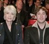 Il raconte aussi comment les inquiétudes maternelles de la chanteuse l'avaient poussé à ne plus faire ses devoirs avec elle.

Françoise Hardy et son fils Thomas Dutronc lors des 20es Victoires de la musique, au Zénith de Paris, en 2005. Photo : Christophe Aubert / Bestimage.