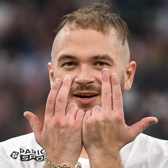 Jul s'apprête à créer l'événement à Paris. 

Le rappeur Jul - Match des héros entre l'équipe OM Legends et l'équipe UNICEF au stade Orange Vélodrome à Marseille. © Jean-René Santini/Bestimage