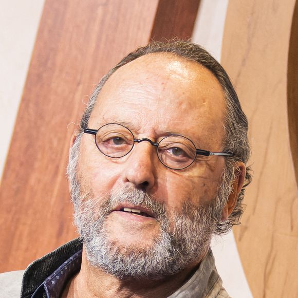 Jean Reno est une star, si ce n'est la plus grande star du cinéma français. Avec "Subway", "Nikita", "Léon", "Les Visiteurs" ou encore "Mission Impossible", "Godzilla" ou "Da Vinci Code", il s'est imposé comme l'un des poids lourds du septième art. 

Jean Reno - Première de la série "A Private Affair" à Madrid. Action Press / Bestimage