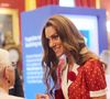 Au-delà du message d'espoir véhiculé, la mère de George, Charlotte et Louis a captivé l'attention avec sa tenue.

La princesse de Galles lors d'une réception organisée par Cancer Research UK à l'occasion du 125e anniversaire de l'organisation caritative, au St James's Palace, à Londres. 

©Bestimage