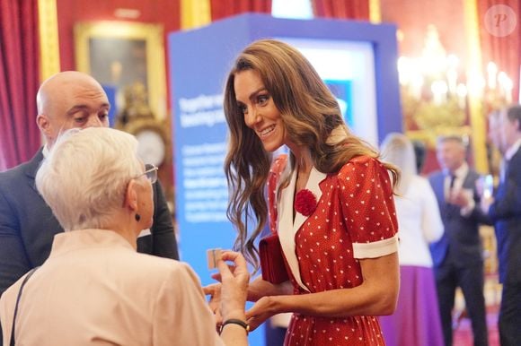 Au-delà du message d'espoir véhiculé, la mère de George, Charlotte et Louis a captivé l'attention avec sa tenue.

La princesse de Galles lors d'une réception organisée par Cancer Research UK à l'occasion du 125e anniversaire de l'organisation caritative, au St James's Palace, à Londres. 

©Bestimage