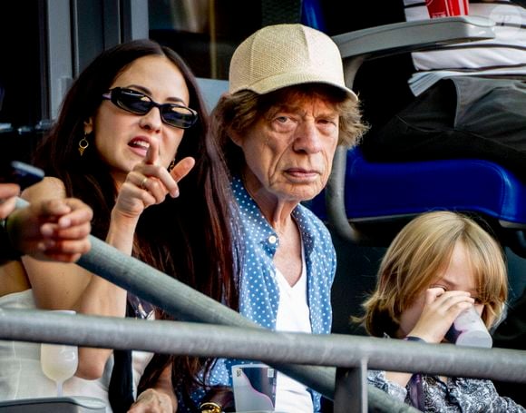 Voilà plusieurs années que l'icône file le parfait amour avec la chorégraphe américaine Melanie Hamrick de 44 ans sa cadette, qui lui a donné un petit Devereaux, en 2016. 

Mick Jagger, Melanie Hamrick et son fils Deveraux, Athlétisme au Stade de France dans le cadre des Jeux olympiques d'été 2024, Jour 15 à Paris, France, 10 août 2024.