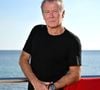 Il s'agit d'une chaîne en or avec une croix, un médaillon et une bague en or qui appartenait à sa mère.

Franck Dubosc inaugure son banc dans le cadre du "1er Festival du Film Français - Plans séquences" de Cassis, le 17 octobre 2026. 
© Bebert / Bestimage
