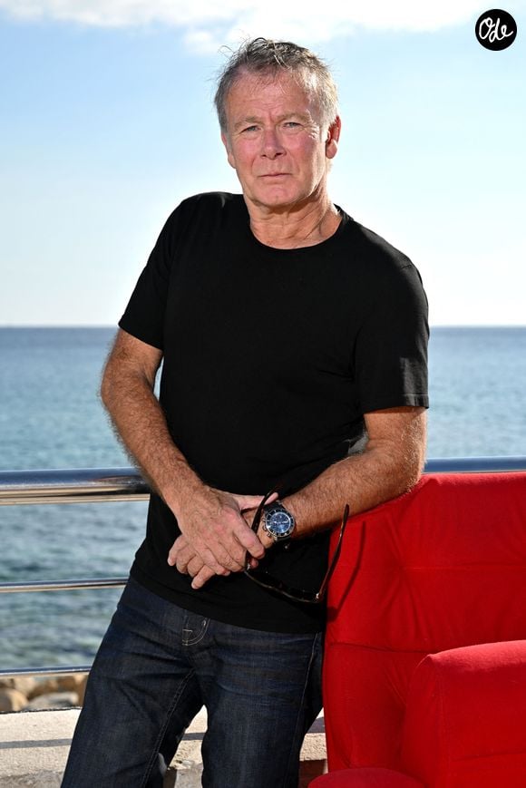 Il s'agit d'une chaîne en or avec une croix, un médaillon et une bague en or qui appartenait à sa mère.

Franck Dubosc inaugure son banc dans le cadre du "1er Festival du Film Français - Plans séquences" de Cassis, le 17 octobre 2026. 
© Bebert / Bestimage