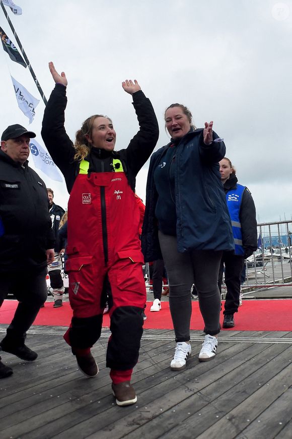 La skipper française Violette Dorange célèbre sur son monocoque Imoca Devenir sa 25e place dans la 10e édition du Vendée Globe, course à la voile en monocoque autour du monde, aux Sables-d'Olonne, dans l'ouest de la France, le 9 février 2025. Photo par Franck Castel/ABACAPRESS.COM