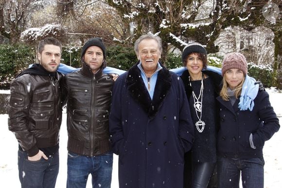 Les acteurs de 'Navarro' Anthony Dupray, Filip Nikolic, Roger Hanin, Viktor Lazlo et Nathalie Vincent posent lors de la cérémonie de clôture du 11ème Festival du Film de Télévision de Luchon à Luchon, France, le 7 février 2009. Roger Hanin va prendre sa retraite. Les autres membres du casting continueront dans une nouvelle série appelée 'Brigade Navarro'. Photo par Patrick Bernard/ABACAPRESS.COM