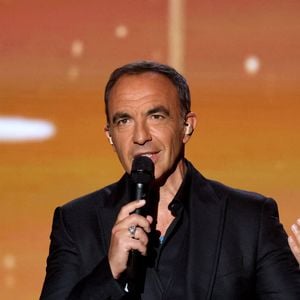 En effet, la star de TF1 s'apprête à présenter sa nouvelle exposition "Les Grands Âges" au Musée de l'Homme à Paris, 

Nikos Aliagas lors de l'enregistrement de l'émission "La chanson secrète N°14", présentée par Nikos Aliagas et diffusée le 26 décembre sur TF1, à Paris le 9 décembre 2025. © Jacovides-Moreau/Bestimage