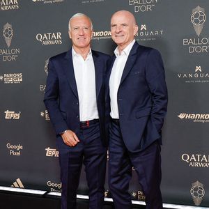 Didier Deschamps et Guy Stéphan au photocall de la 69ème cérémonie du Ballon D'Or 2025 au théâtre du Châtelet à Paris, France, le 22 septembre 2025. © Cyril Moreau/Bestimage