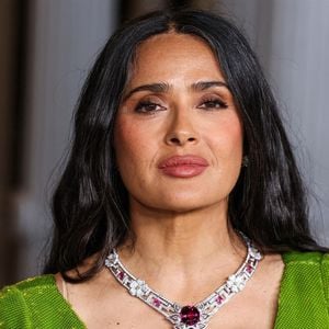 Actrice incontournable depuis les années 1990 à Hollywood, Salma Hayek est une véritable icône de beauté naturelle, mêlant sophistication et simplicité.

Le Art + Film Gala 2025 de Los Angeles, présenté par Gucci, s’est tenu au Los Angeles County Museum of Art, situé sur Museum Row dans le quartier Miracle Mile à Los Angeles, Californie, États-Unis

Sur la photo : Salma Hayek Pinault