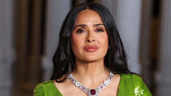 Salma Hayek : à 59 ans, son visage ne bouge pas… Découvrez son rituel de soin matinal simple et accessible à tous