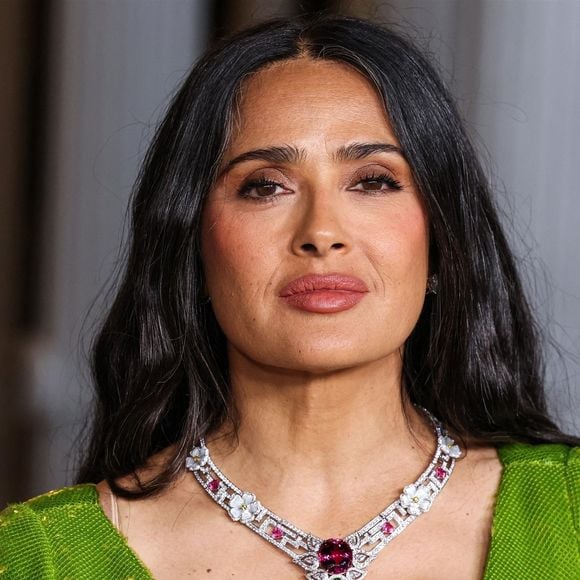Actrice incontournable depuis les années 1990 à Hollywood, Salma Hayek est une véritable icône de beauté naturelle, mêlant sophistication et simplicité.

Le Art + Film Gala 2025 de Los Angeles, présenté par Gucci, s’est tenu au Los Angeles County Museum of Art, situé sur Museum Row dans le quartier Miracle Mile à Los Angeles, Californie, États-Unis

Sur la photo : Salma Hayek Pinault