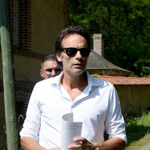 Anthony Delon et son demi-frère Alain-Fabien découvrent les hommages devant les grilles de la propriété de Douchy, quelques heures avant les obsèques de leur père, A.Delon, le 24 août 2024. 

Photo : Agence / Bestimage