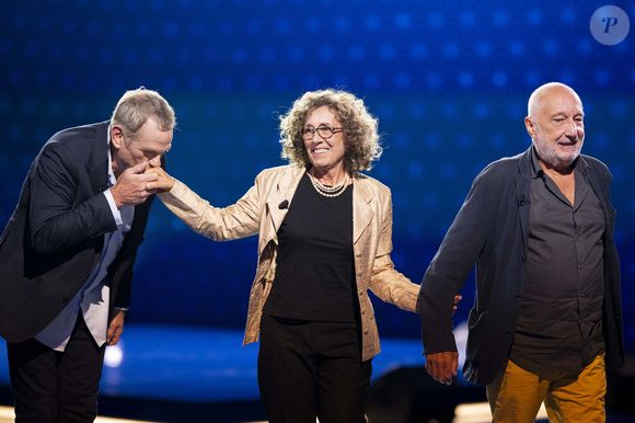 Le chanteur Garou, l'animatrice Mireille Dumas et le comédien François Berléand.

Exclusif - Garou, Mireille Dumas et François Berléand lors de l'enregistrement de l'émission "La Boîte à secrets", présentée par F.Bollaert et diffusée le 26 septembre 2025 sur France 3, dans les studios du Lendit à Saint-Denis, Seine Saint-Denis, France, le 8 septembre 2025. © Pierre Perusseau/Bestimage