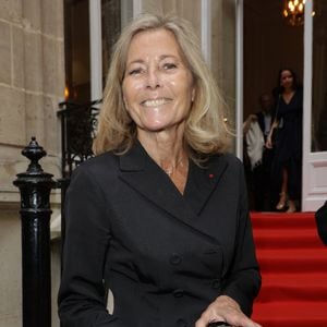 Dans une interview accordée à ELLE, elle confiait consommer peu d’aliments et avoir exclu le sucre de son alimentation.

Claire Chazal lors de la cérémonie de remise des insignes de chevalier dans l'ordre des arts et des lettres à S.Pamart et G.Héritier à l'Hôtel Alfred Sommier à Paris le 29 mai 2025.

© Coadic Guirec / Bestimage