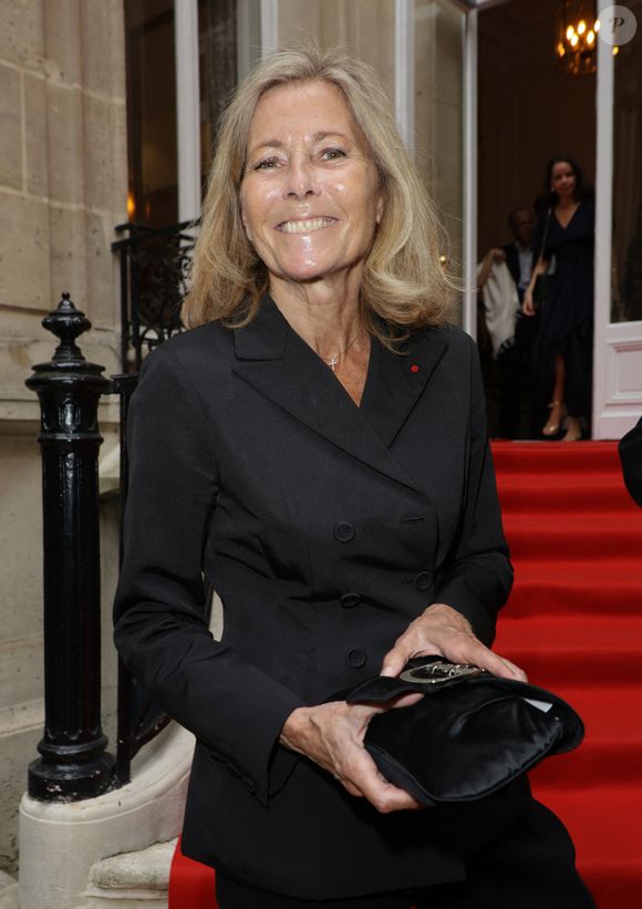 Dans une interview accordée à ELLE, elle confiait consommer peu d’aliments et avoir exclu le sucre de son alimentation.

Claire Chazal lors de la cérémonie de remise des insignes de chevalier dans l'ordre des arts et des lettres à S.Pamart et G.Héritier à l'Hôtel Alfred Sommier à Paris le 29 mai 2025.

© Coadic Guirec / Bestimage