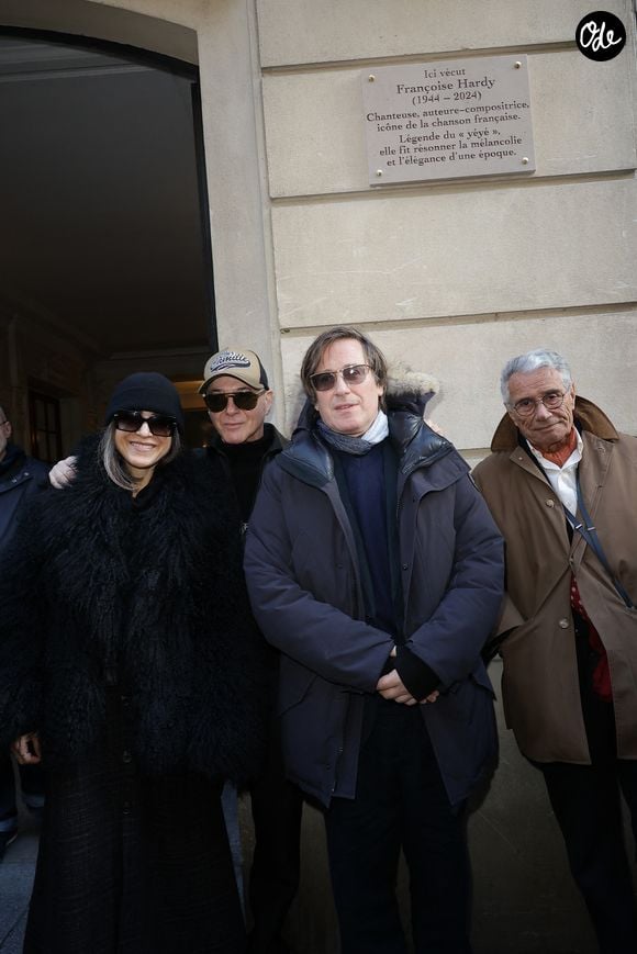 Étienne Daho, Thomas Dutronc et Jean-Marie Périer - Dévoilement d'une plaque commémorative en hommage à Françoise Hardy (veille de ce qui aurait été le 82ème anniversaire) apposée sur la façade du 24 rue d'Aumale à Paris, France, le 16 janvier 2026, où la chanteuse a vécu son enfance et son adolescence jusqu’à ses premiers succès. © Coadic Guirec/Bestimage