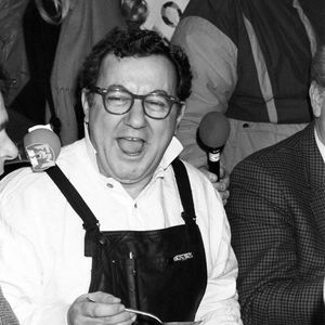 Coluche lors de l'inauguration du Resto du Coeur de liege en Belgique le 22 fevrier 1986 - Photo par Houet M/Belpress/ANDBZ/ABACAPRESS.COM