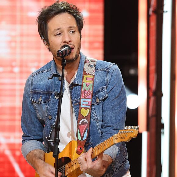 Vianney - Les personnalités se mobilisent lors de la 37ème édition du Téléthon sur le plateau de France 2, avec pour parrain Vianney. Le 8 décembre 2023. 
© Coadic Guirec / Bestimage