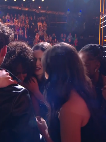 Nouvelle élimination dans la Star Academy, Nikos Aliagas ne peut que constater ce long "silence" sur le plateau après le verdict