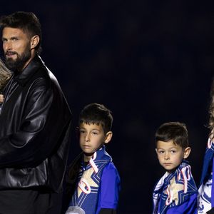 Olivier Giroud, entouré de ses enfants Aria, Aaron, Evan et Jade, reçoit un hommage au Stade de France avant le Quart de finale de la Ligue des Nations de l'UEFA 2025 "France - Croatie (2-0 / tab 5-4)" au Stade de France à Saint-Denis, le 23 mars 2025.
© Cyril Moreau/Bestimage