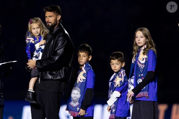 Olivier Giroud, entouré de ses enfants Aria, Aaron, Evan et Jade, reçoit un hommage au Stade de France avant le Quart de finale de la Ligue des Nations de l'UEFA 2025 "France - Croatie (2-0 / tab 5-4)" au Stade de France à Saint-Denis, le 23 mars 2025.
© Cyril Moreau/Bestimage