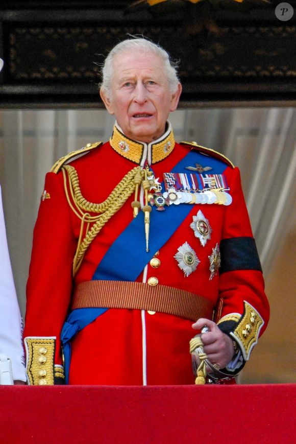 Il serait adepte des humiliations en tous genres comme lorsqu’il a lancé un “hors de ma vue” à un homme ne connaissant pas le nom d’une fleur

Le roi Charles III d'Angleterre, - Les membres de la famille royale britannique au balcon de Buckingham Palace lors de la cérémonie Trooping the Colour à Londres, le 14 juin 2025
© Backgrid / Bestimage