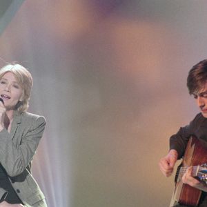 Archives - En France, à Paris, sur le plateau de l'émission "MTV'S French Link", Françoise HARDY accompagnée à la guitare par son fils Thomas DUTRONC