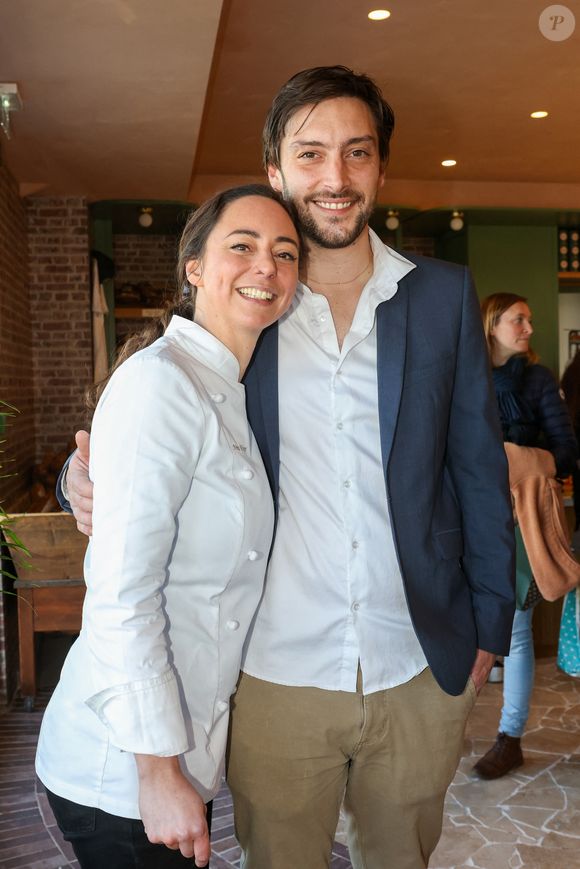Nina Métayer et son mari Mathieu Salomé - La meilleure pâtissière du monde Nina Métayer lors de l'inauguration de sa boulangerie-pâtisserie "Fournil par Nina" à La Rochelle, France, le 16 novembre 2024. © Jean-Marc Lhomer/Bestimage