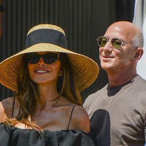 Jeff Bezos et sa femme Lauren Sanchez sortent de leur hôtel de Venise un jour après s'être mariés.