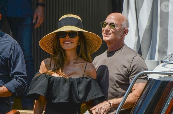 Jeff Bezos et sa femme Lauren Sanchez sortent de leur hôtel de Venise un jour après s'être mariés.