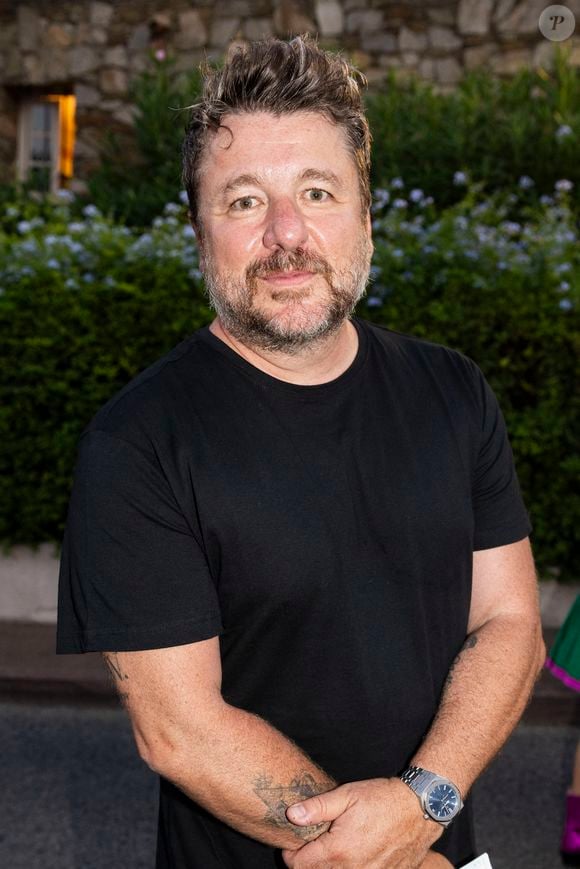 Mais attention, ce n'est pas uniquement pour la performance. Plutôt de nature gourmande, Bruno Guillon voit aussi dans le sport une monnaie d'échange : "L’avantage, c’est que lorsque l’on fait une activité physique quotidiennement, ça permet de se lâcher un peu sur la nourriture". 

Exclusif - Bruno Guillon - Représentation de la pièce "Brexit sentimental" au théâtre de Verdure lors du Festival de Ramatuelle. Le 2 août 2023
Cyril Bruneau / Festival de Ramatuelle / Bestimage