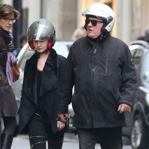 Gérard Depardieu et sa petite-fille Louise, la fille de Guillaume Depardieu, se promènent dans les rues de Paris en scooter. Le 19 décembre 2015. Crédit Bestimage